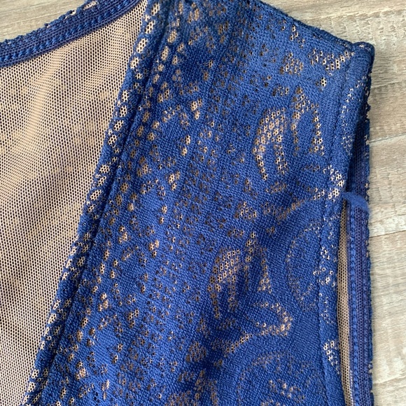 BCBG Asymmetrical top size Large. - Picture 3 of 6